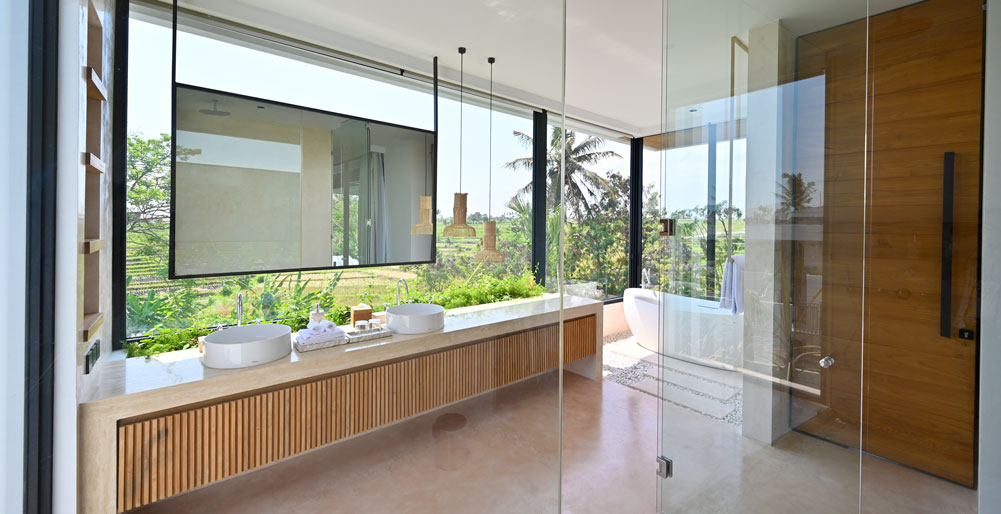 Villa Nica - Gorgeous en suite bathroom overlooking the fields